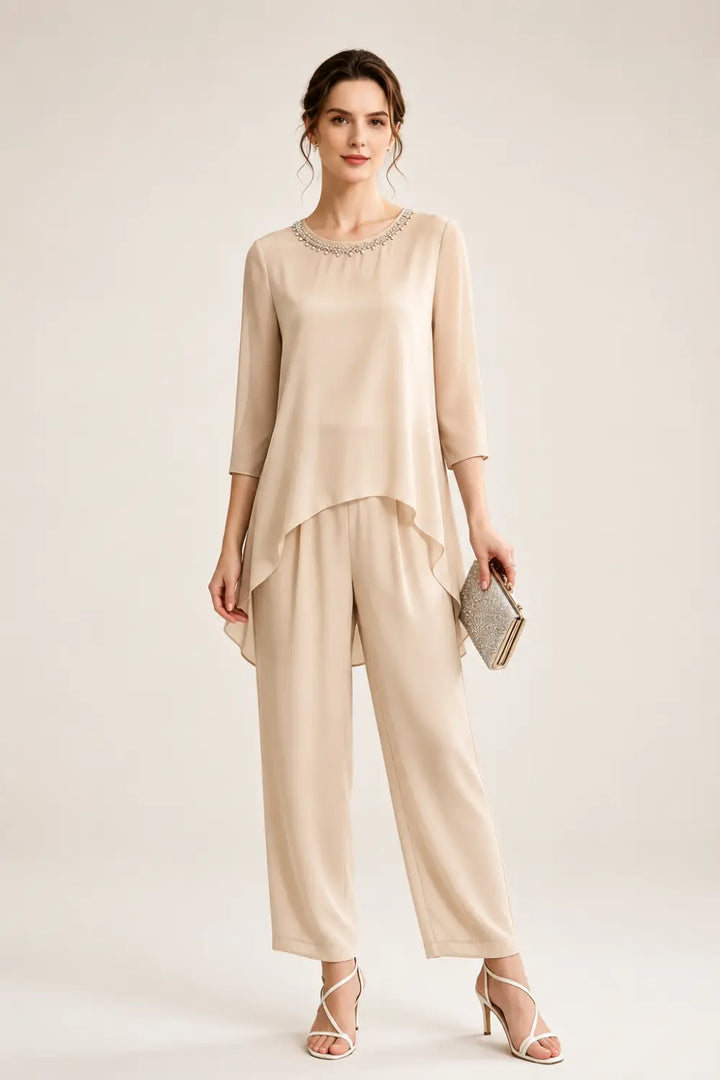 Tailleur pantalone con cappa in chiffon ricamato e pantaloni a gamba larga