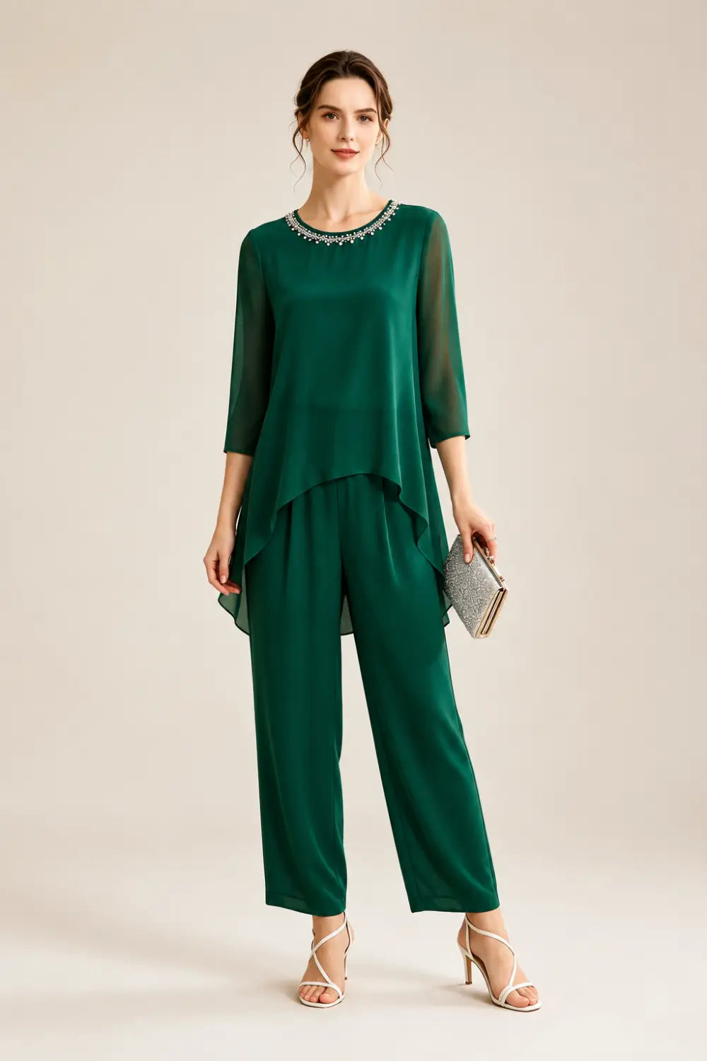 Tailleur pantalone con cappa in chiffon ricamato e pantaloni a gamba larga