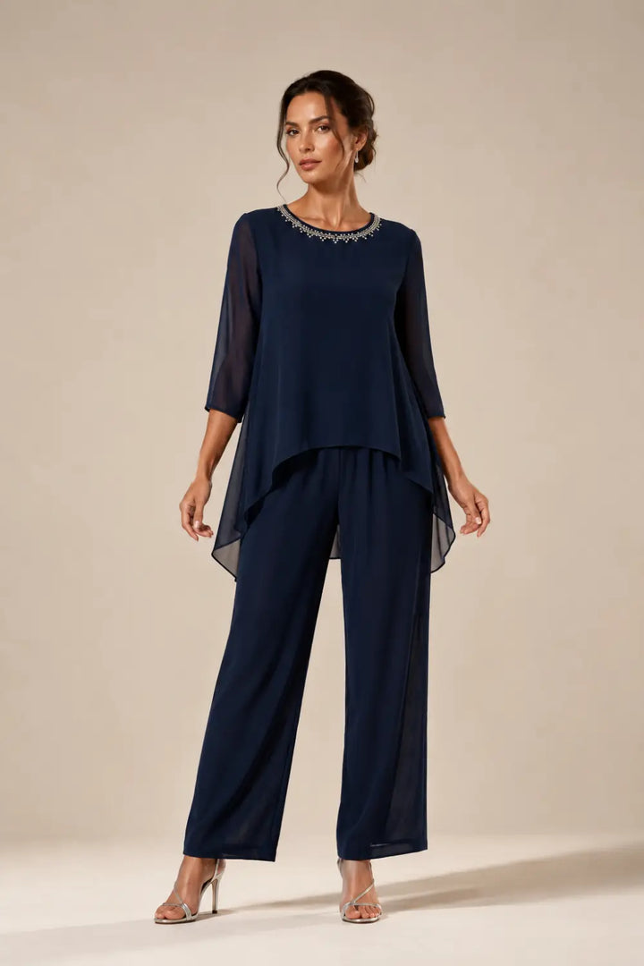 Tailleur pantalone con cappa in chiffon ricamato e pantaloni a gamba larga