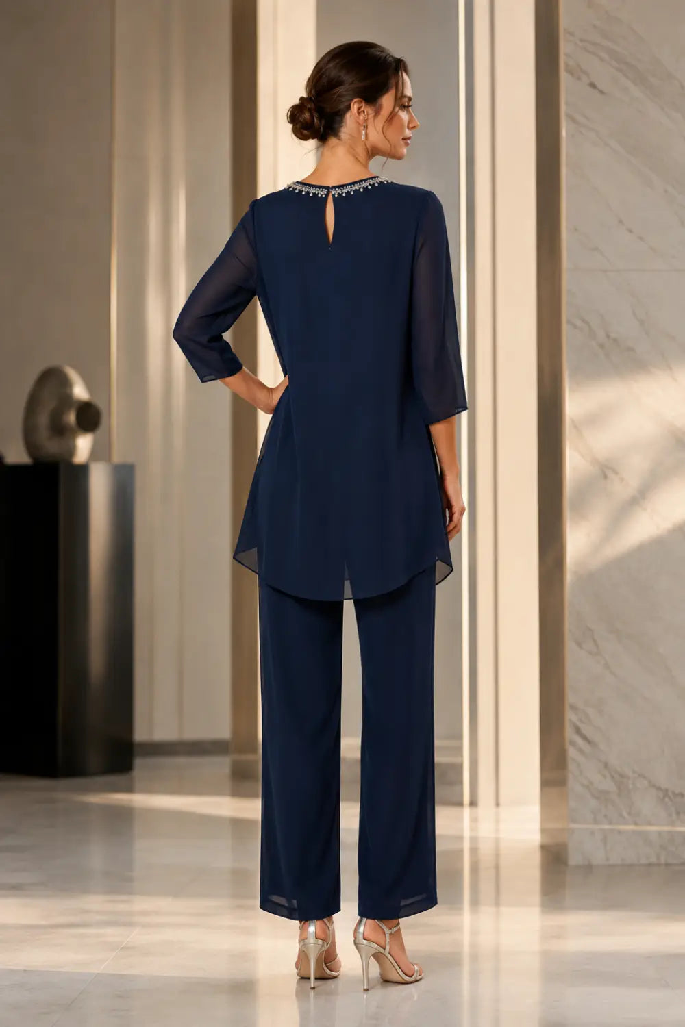 Tailleur pantalone con cappa in chiffon ricamato e pantaloni a gamba larga