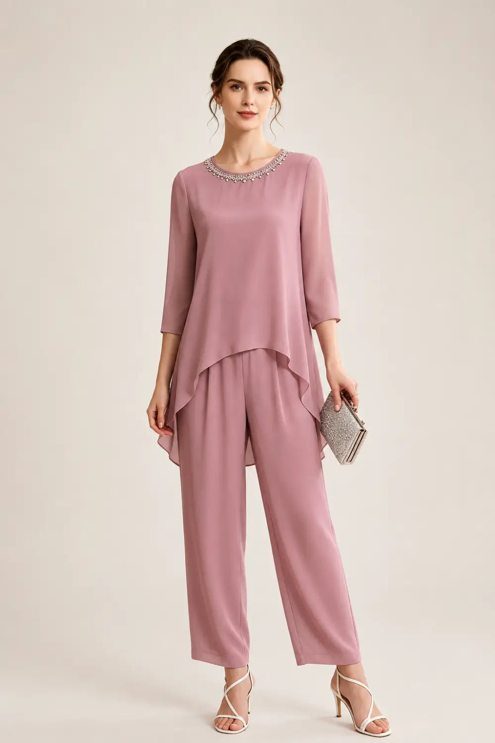 Tailleur pantalone con cappa in chiffon ricamato e pantaloni a gamba larga