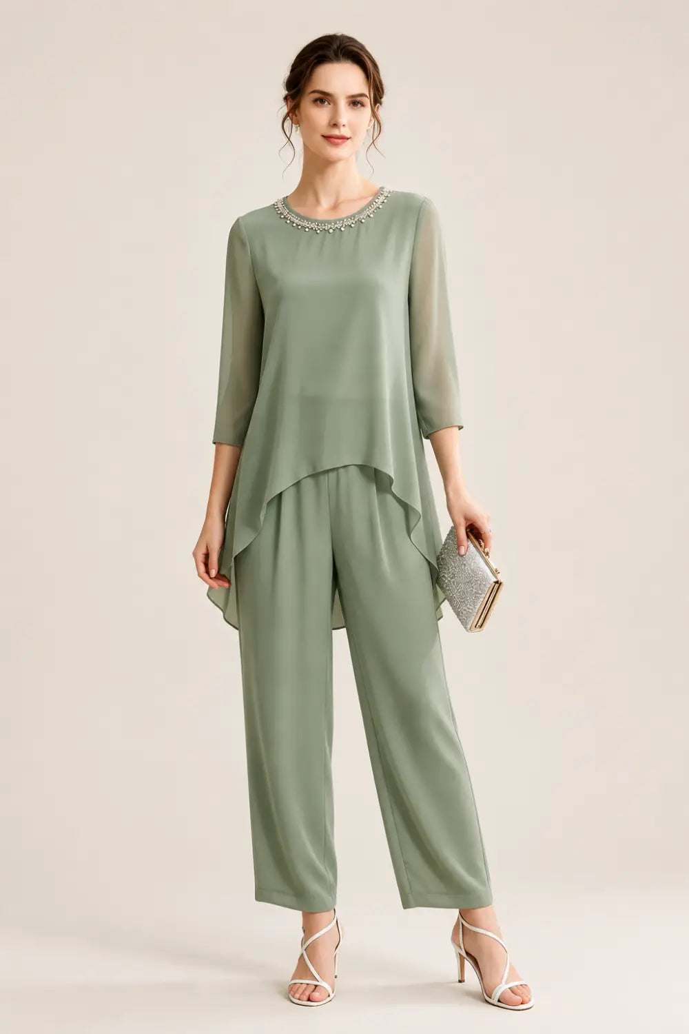 Tailleur pantalone con cappa in chiffon ricamato e pantaloni a gamba larga
