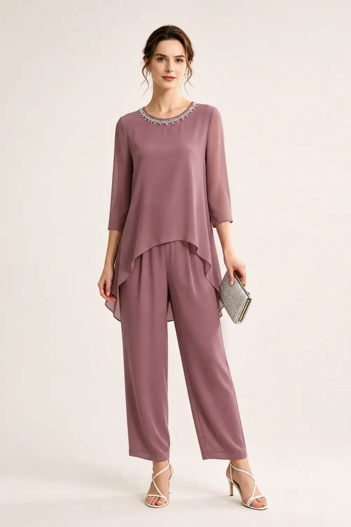 Tailleur pantalone con cappa in chiffon ricamato e pantaloni a gamba larga
