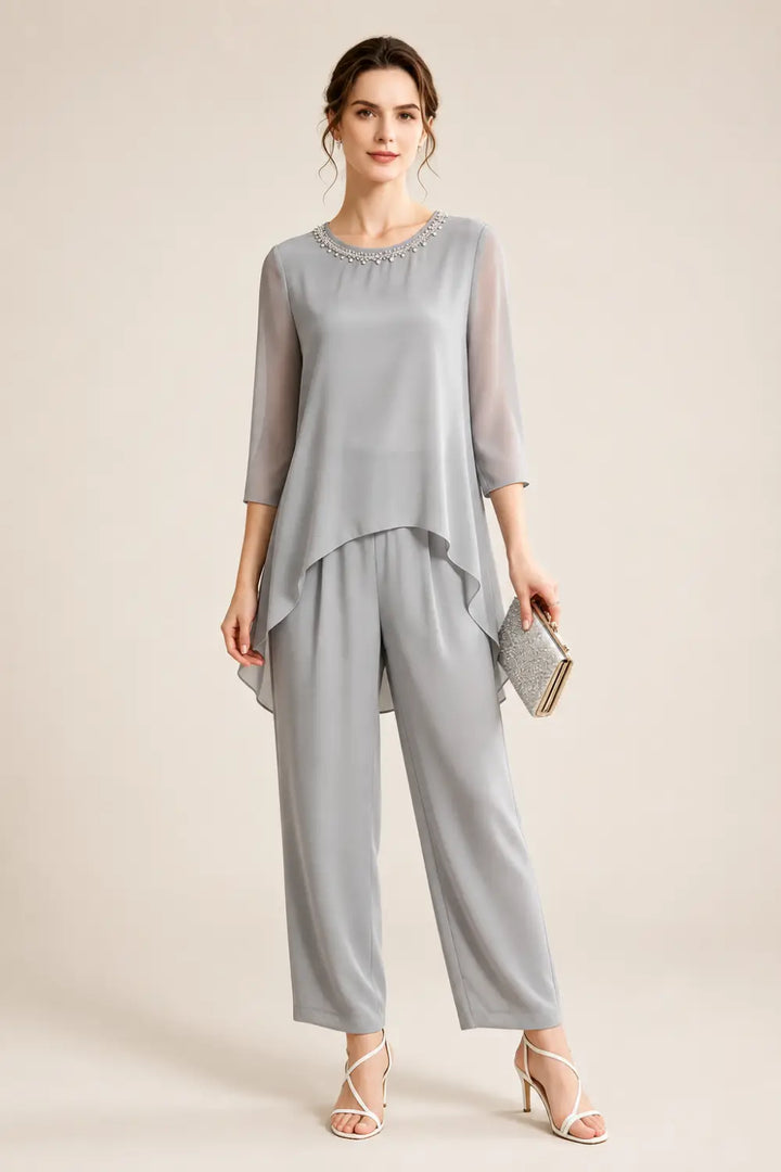 Tailleur pantalone con cappa in chiffon ricamato e pantaloni a gamba larga