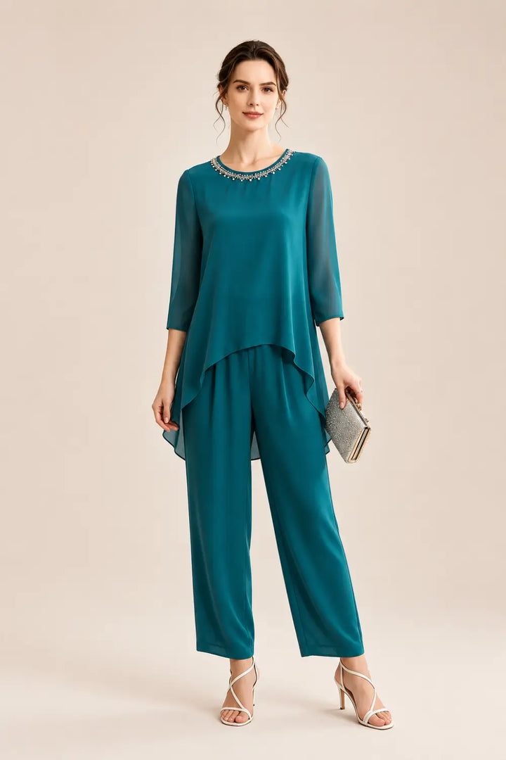 Tailleur pantalone con cappa in chiffon ricamato e pantaloni a gamba larga