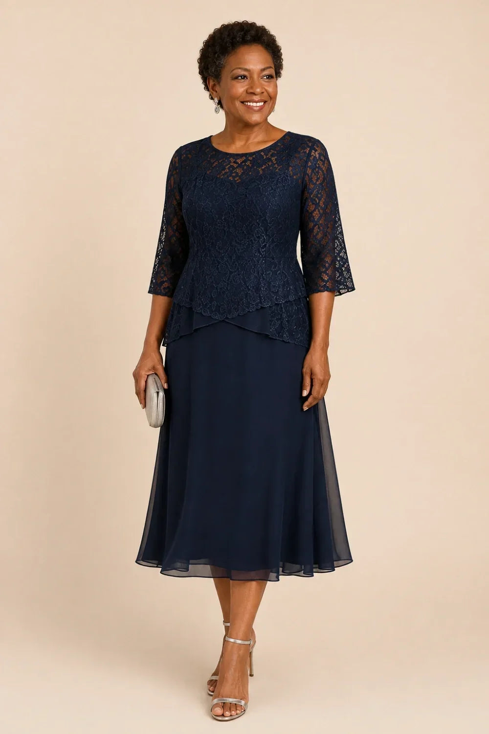 Abito asimmetrico in chiffon con pizzo e perline, lunghezza midi