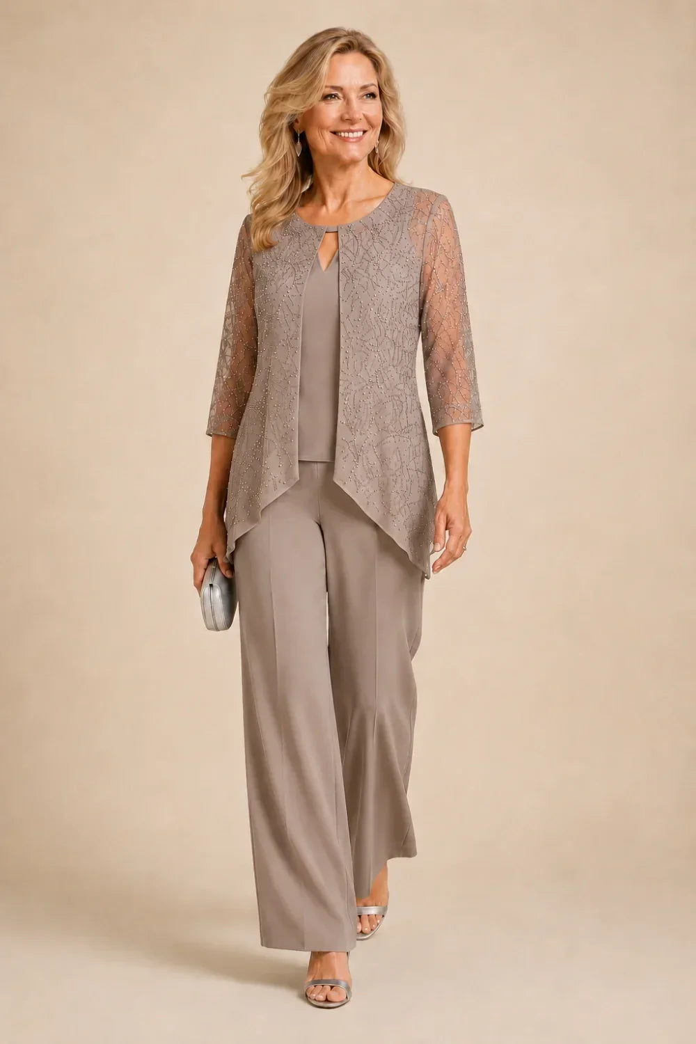 Completo pantalone a gamba larga con strati di pizzo e perline