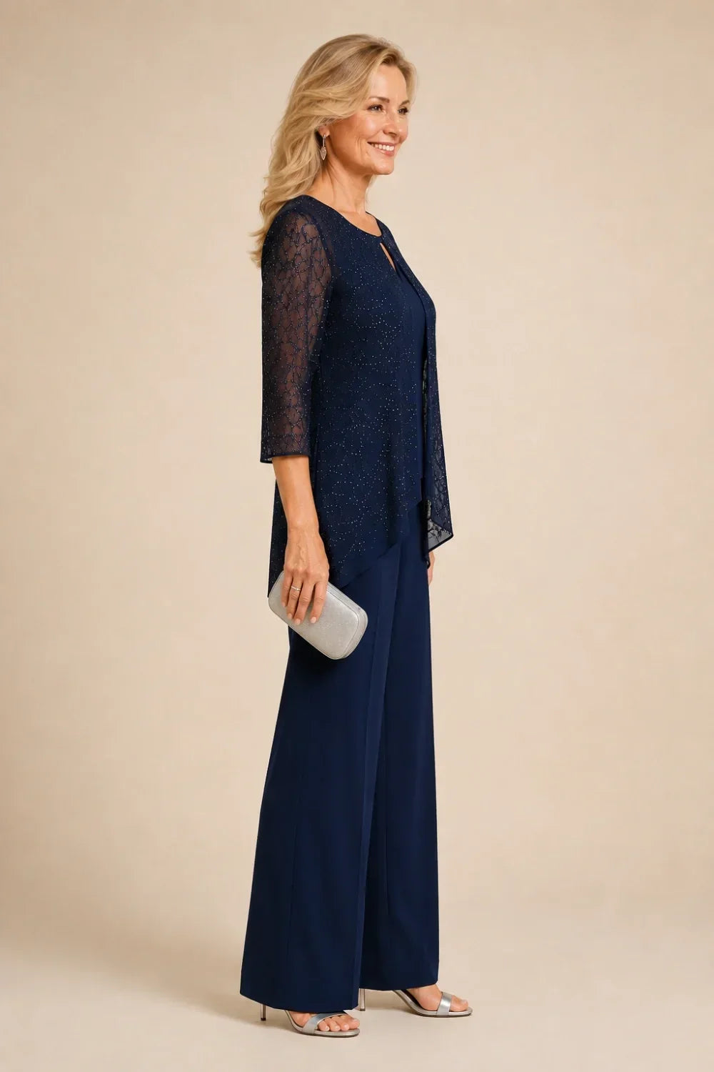 Completo pantalone a gamba larga con strati di pizzo e perline