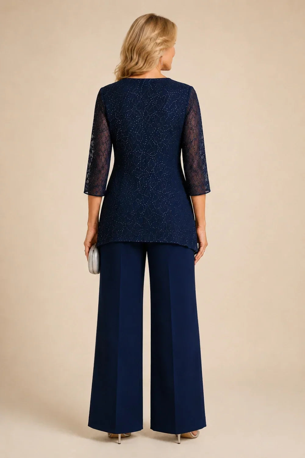 Completo pantalone a gamba larga con strati di pizzo e perline