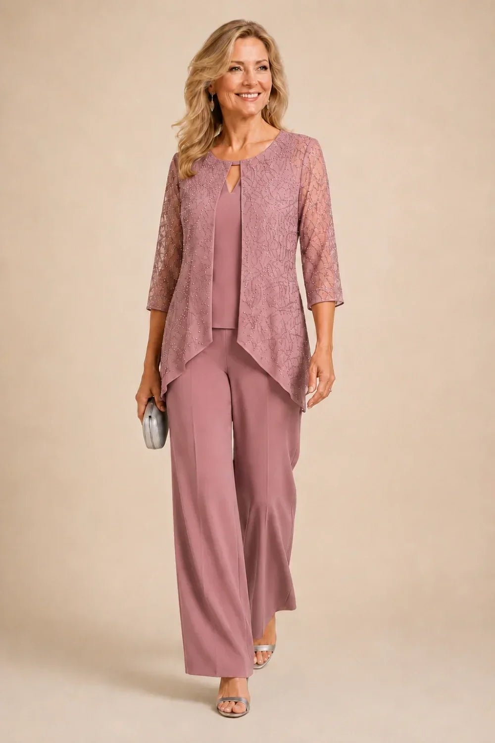 Completo pantalone a gamba larga con strati di pizzo e perline