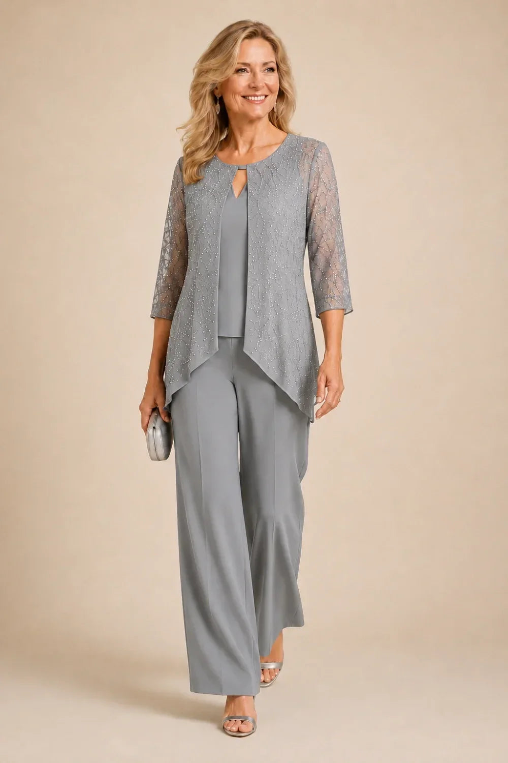 Completo pantalone a gamba larga con strati di pizzo e perline