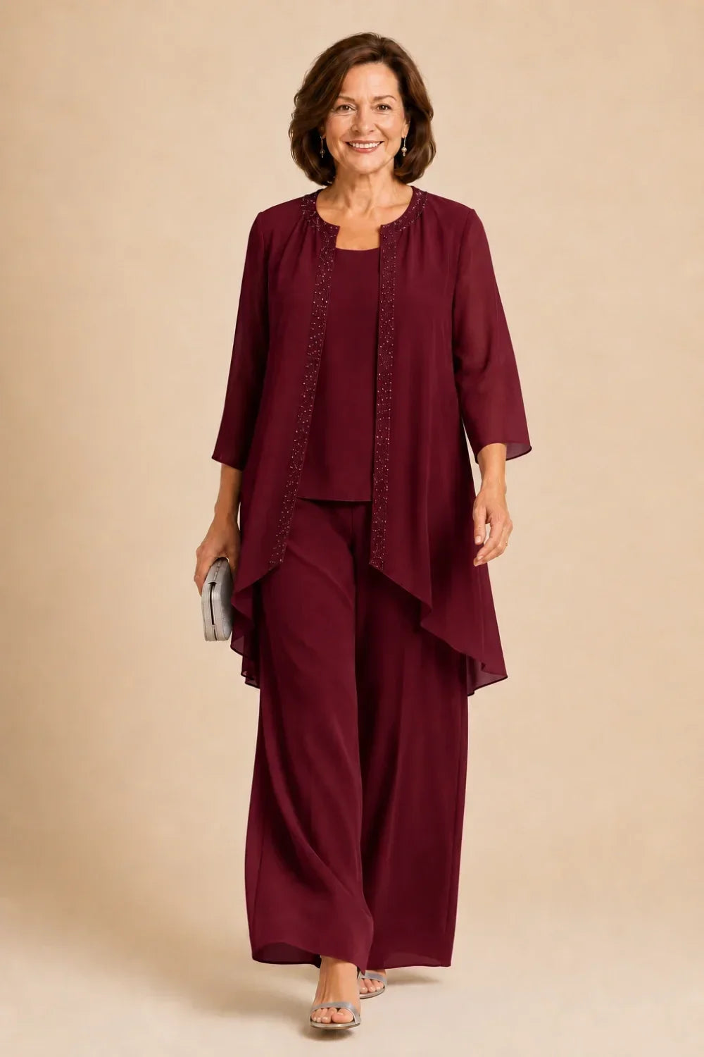 Completo pantalone in chiffon a tre pezzi con giacca drappeggiata e perline