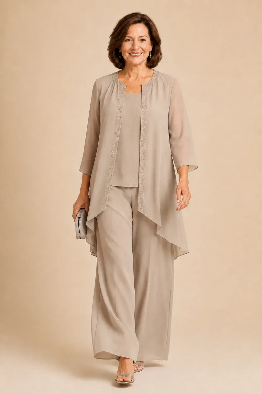 Completo pantalone in chiffon a tre pezzi con giacca drappeggiata e perline