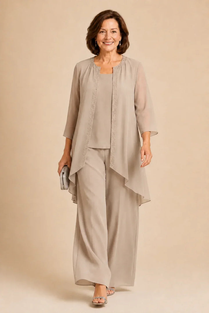Completo pantalone in chiffon a tre pezzi con giacca drappeggiata e perline