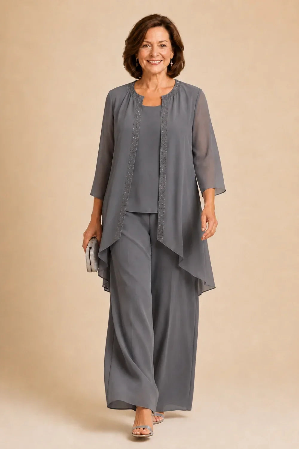 Completo pantalone in chiffon a tre pezzi con giacca drappeggiata e perline