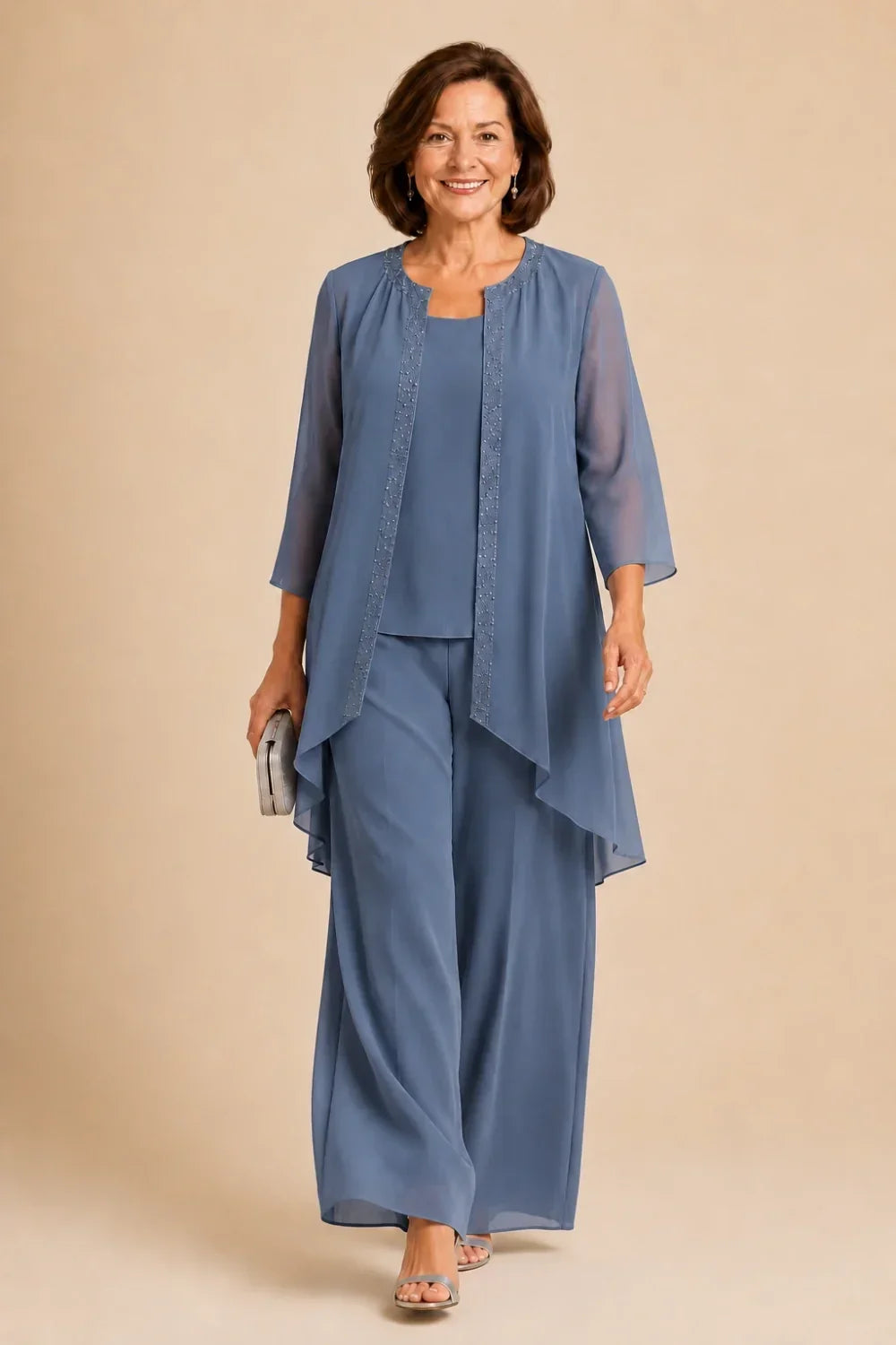 Completo pantalone in chiffon a tre pezzi con giacca drappeggiata e perline