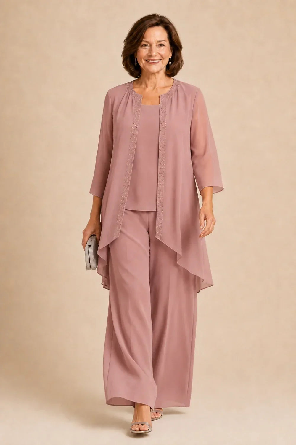 Completo pantalone in chiffon a tre pezzi con giacca drappeggiata e perline