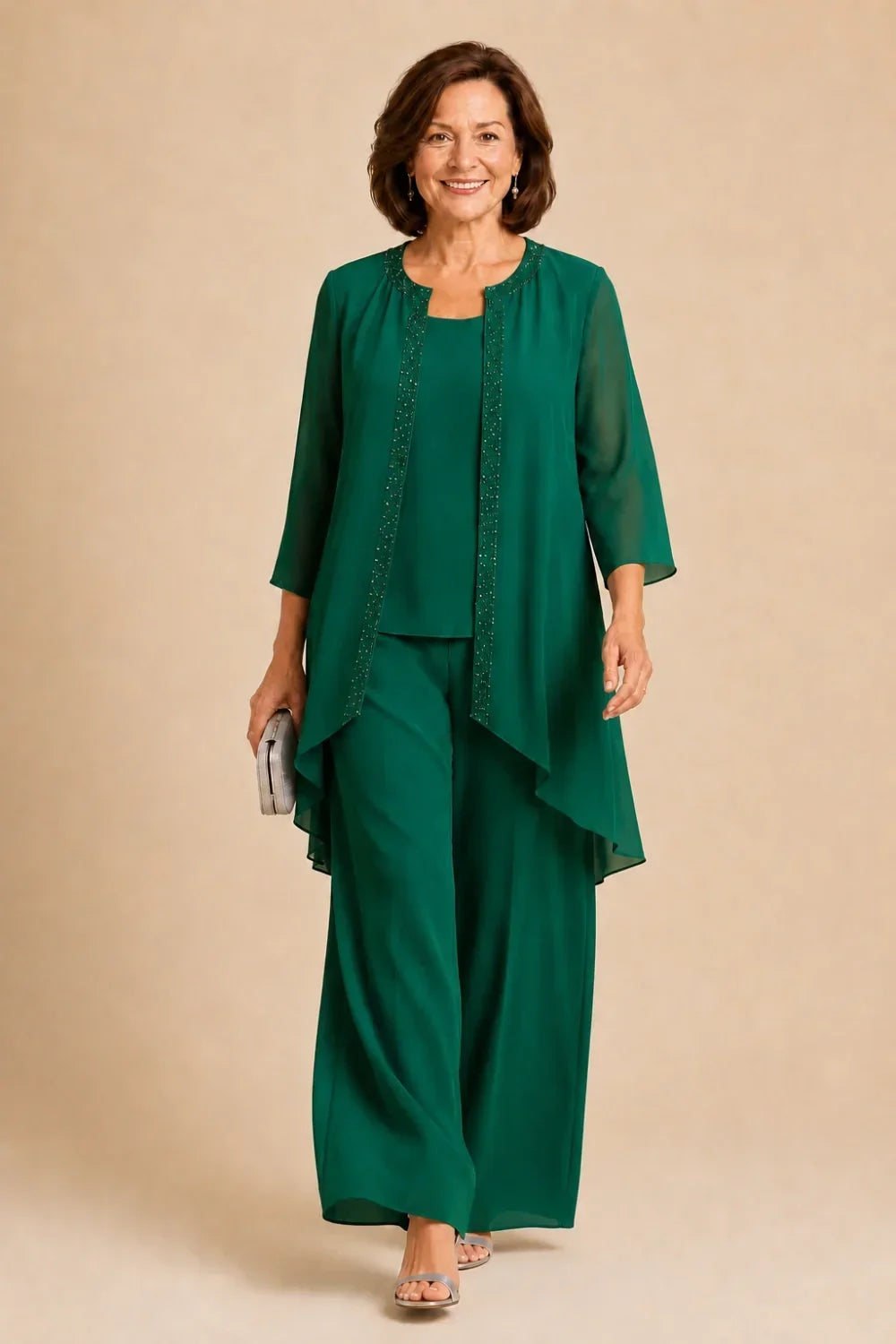 Completo pantalone in chiffon a tre pezzi con giacca drappeggiata e perline