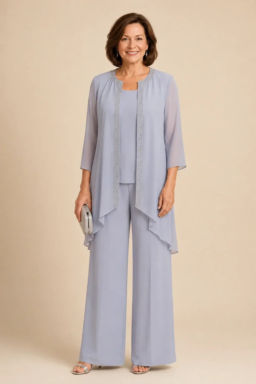 Completo pantalone in chiffon a tre pezzi con giacca drappeggiata e perline
