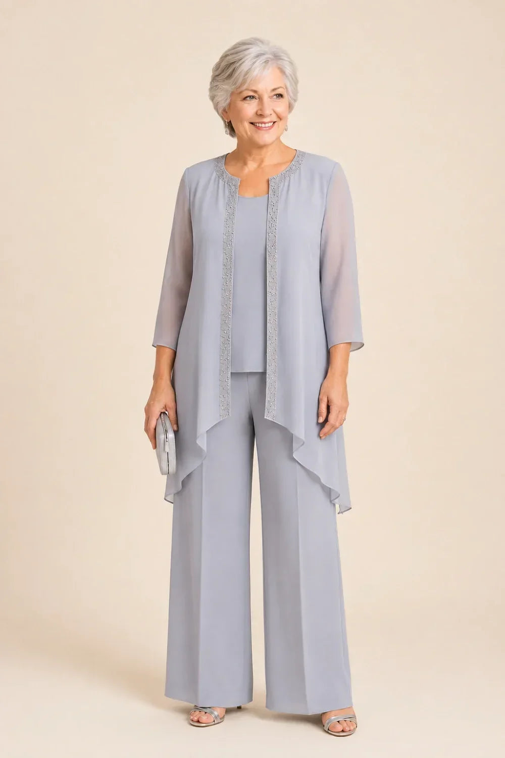 Completo pantalone in chiffon a tre pezzi con giacca drappeggiata e perline