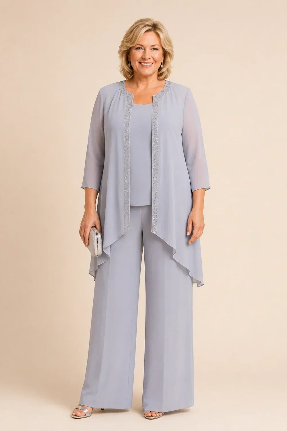 Completo pantalone in chiffon a tre pezzi con giacca drappeggiata e perline