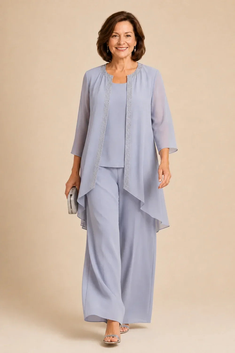 Completo pantalone in chiffon a tre pezzi con giacca drappeggiata e perline