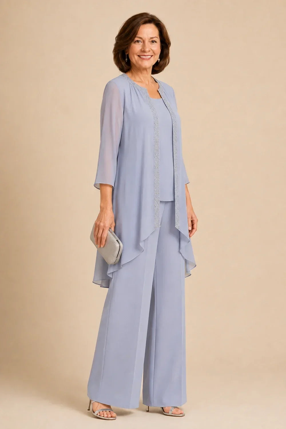 Completo pantalone in chiffon a tre pezzi con giacca drappeggiata e perline
