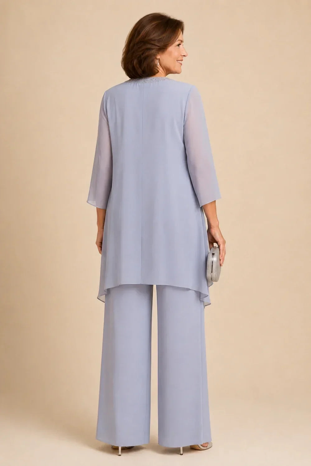 Completo pantalone in chiffon a tre pezzi con giacca drappeggiata e perline
