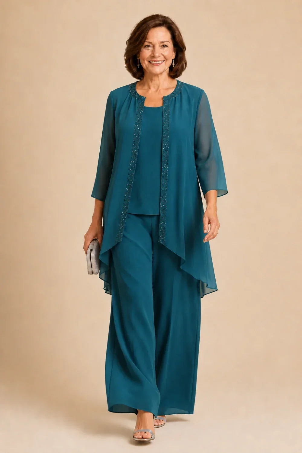 Completo pantalone in chiffon a tre pezzi con giacca drappeggiata e perline