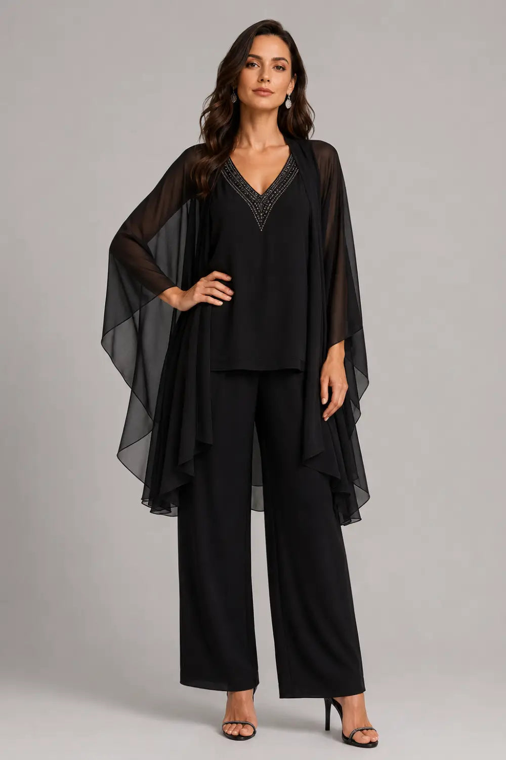 Completo pantalone in chiffon con scollo a V e mantellina decorata con perline