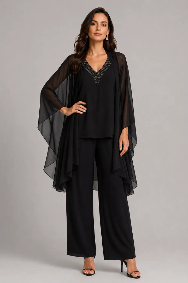 Completo pantalone in chiffon con scollo a V e mantellina decorata con perline
