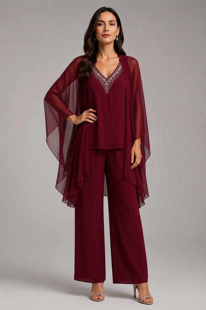 Completo pantalone in chiffon con scollo a V e mantellina decorata con perline