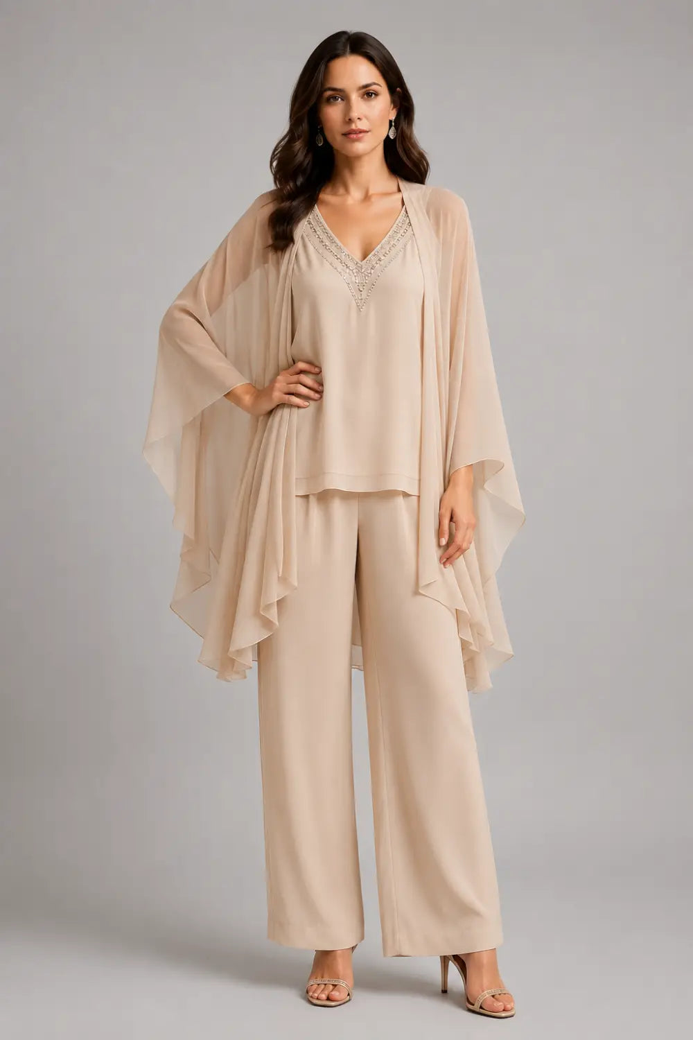Completo pantalone in chiffon con scollo a V e mantellina decorata con perline