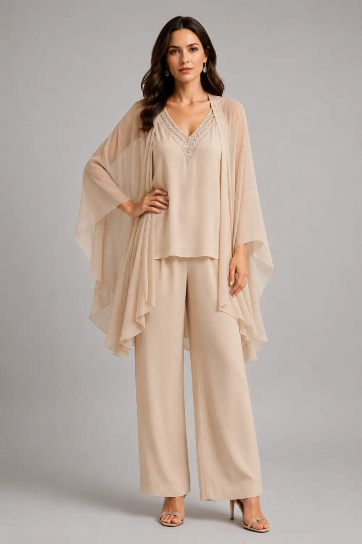 Completo pantalone in chiffon con scollo a V e mantellina decorata con perline