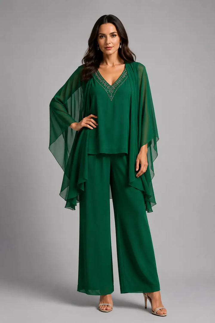 Completo pantalone in chiffon con scollo a V e mantellina decorata con perline