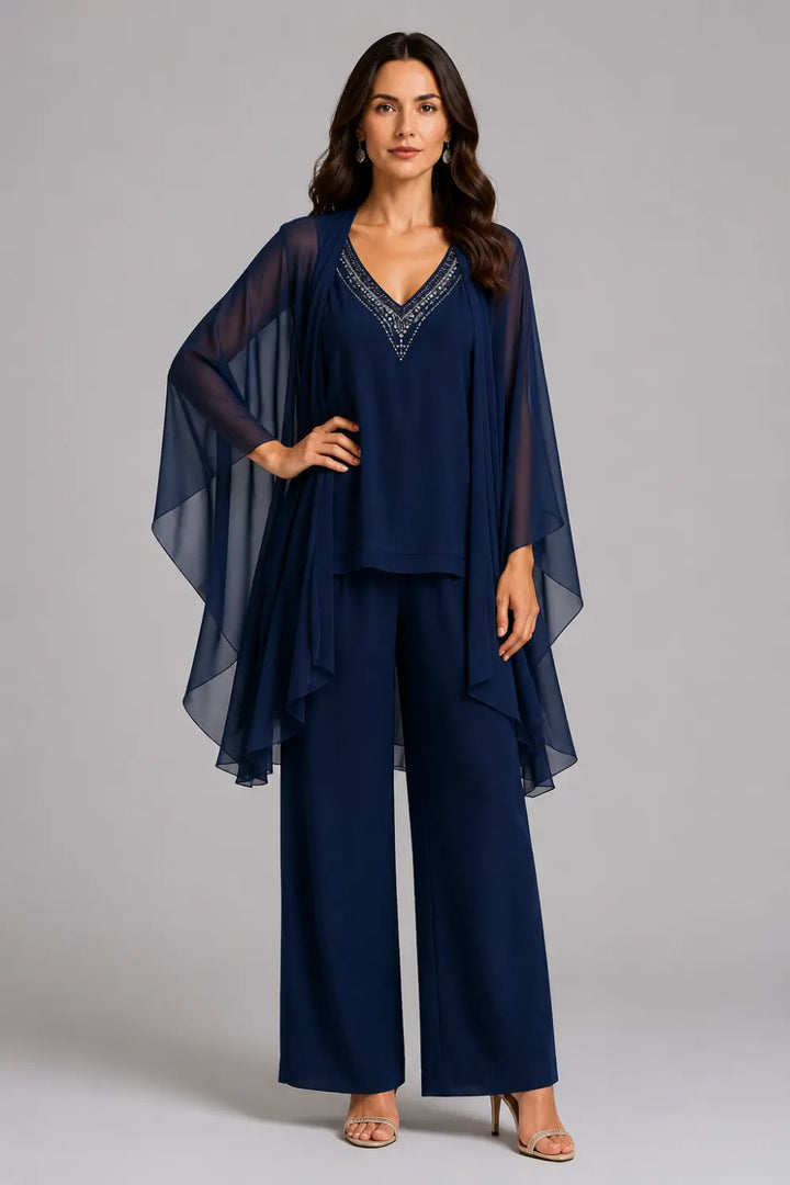 Completo pantalone in chiffon con scollo a V e mantellina decorata con perline