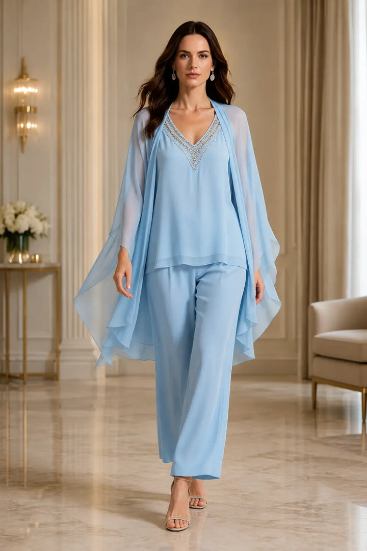 Completo pantalone in chiffon con scollo a V e mantellina decorata con perline