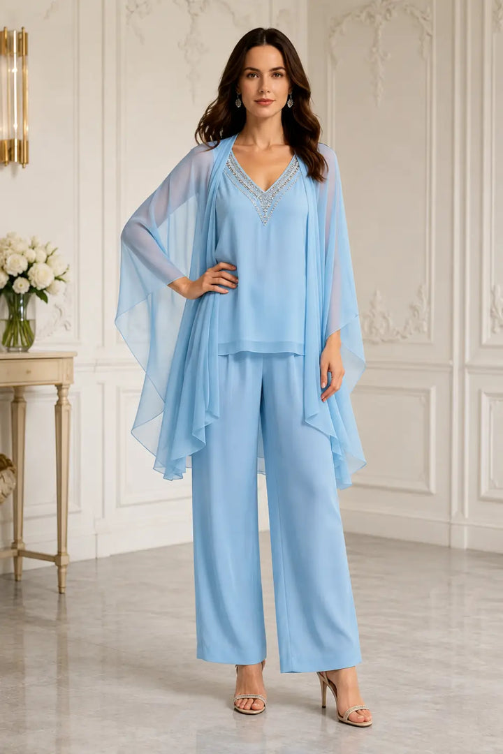 Completo pantalone in chiffon con scollo a V e mantellina decorata con perline