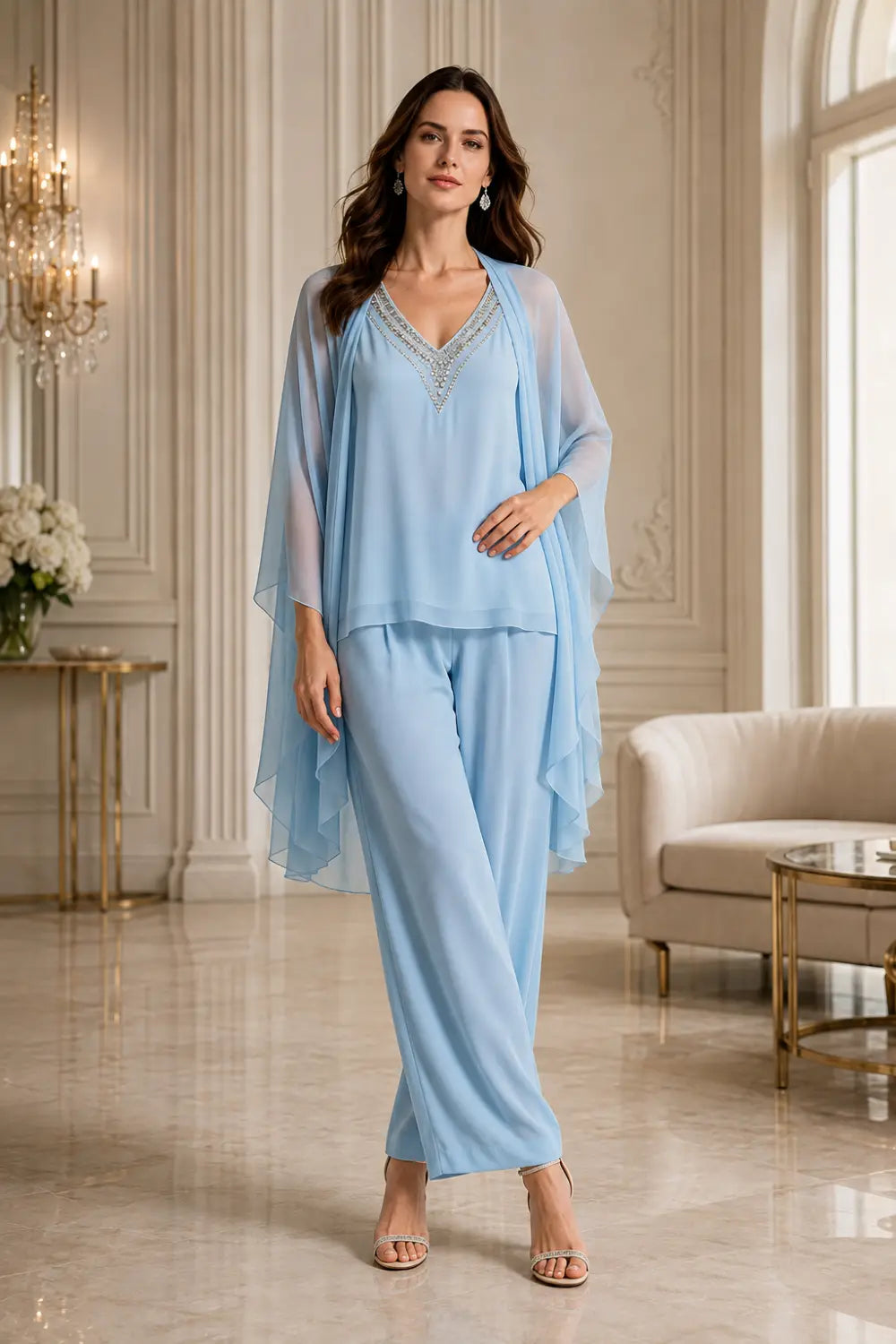 Completo pantalone in chiffon con scollo a V e mantellina decorata con perline