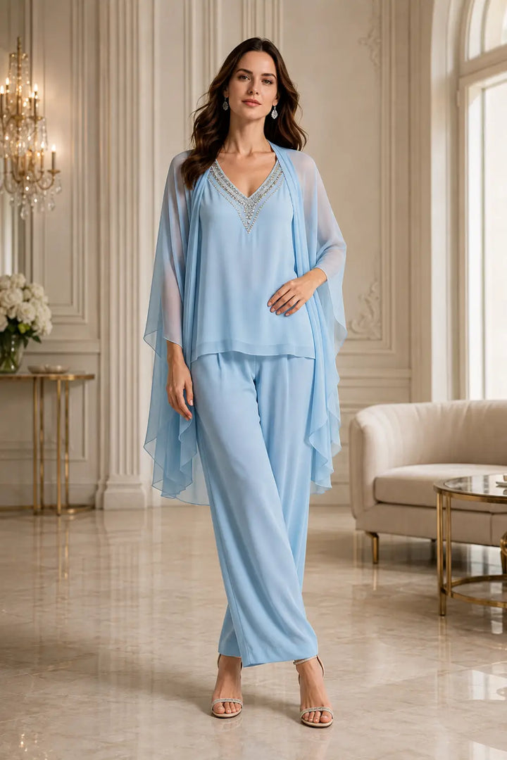 Completo pantalone in chiffon con scollo a V e mantellina decorata con perline