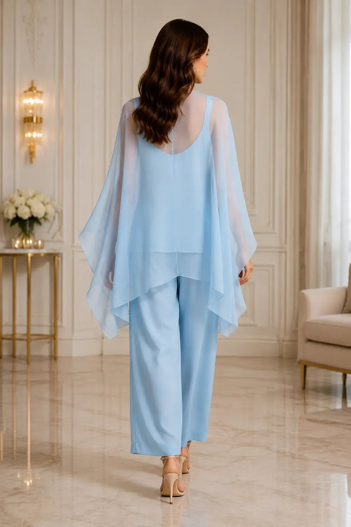 Completo pantalone in chiffon con scollo a V e mantellina decorata con perline