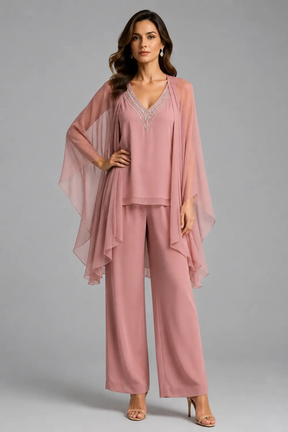 Completo pantalone in chiffon con scollo a V e mantellina decorata con perline