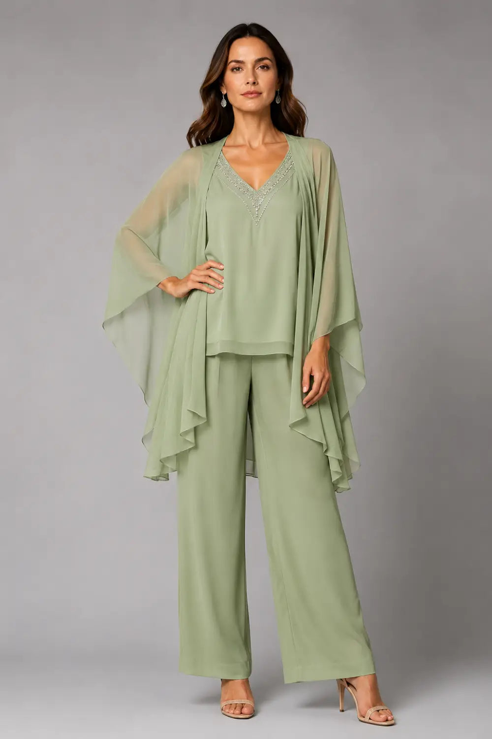 Completo pantalone in chiffon con scollo a V e mantellina decorata con perline