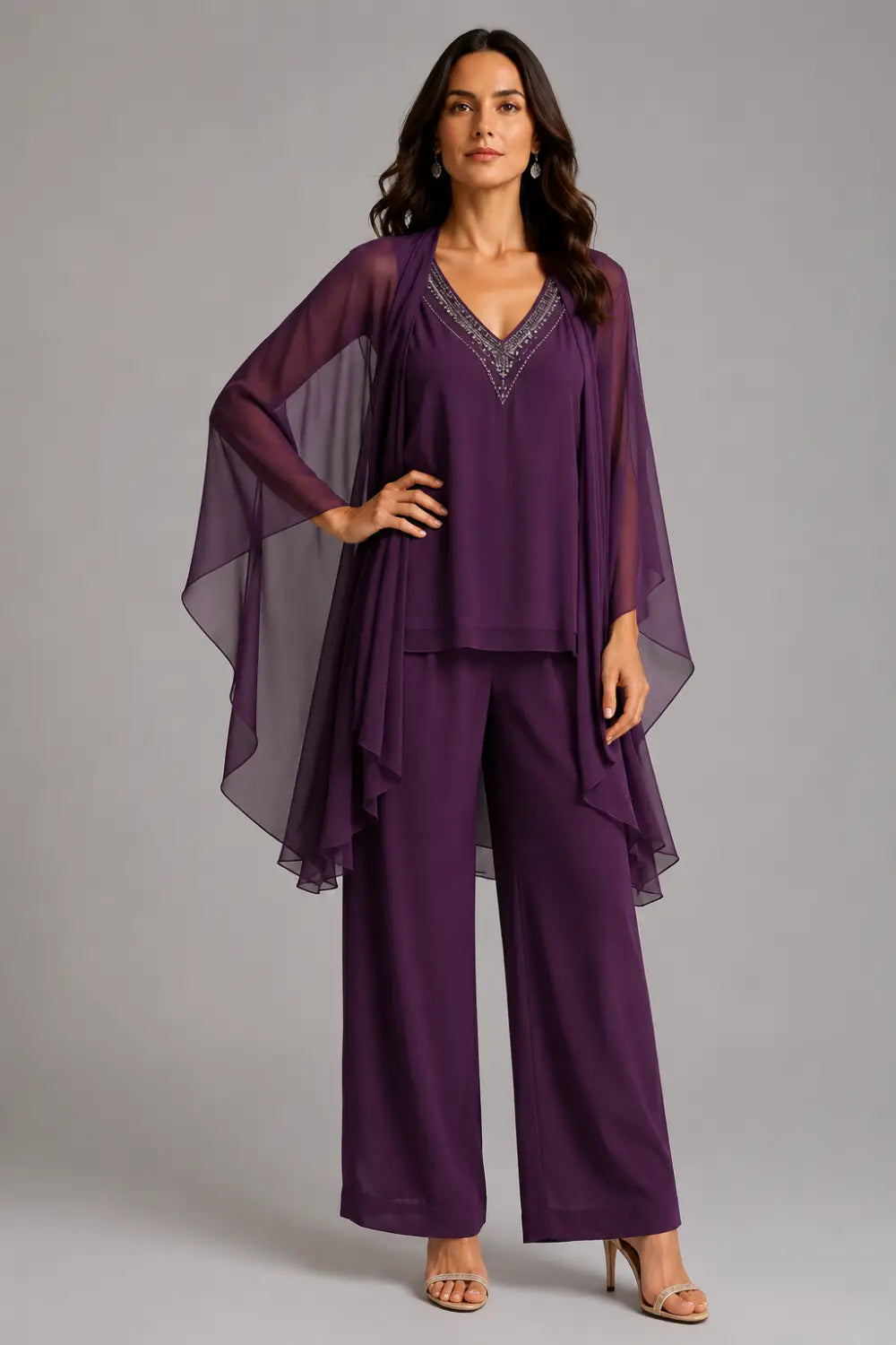 Completo pantalone in chiffon con scollo a V e mantellina decorata con perline