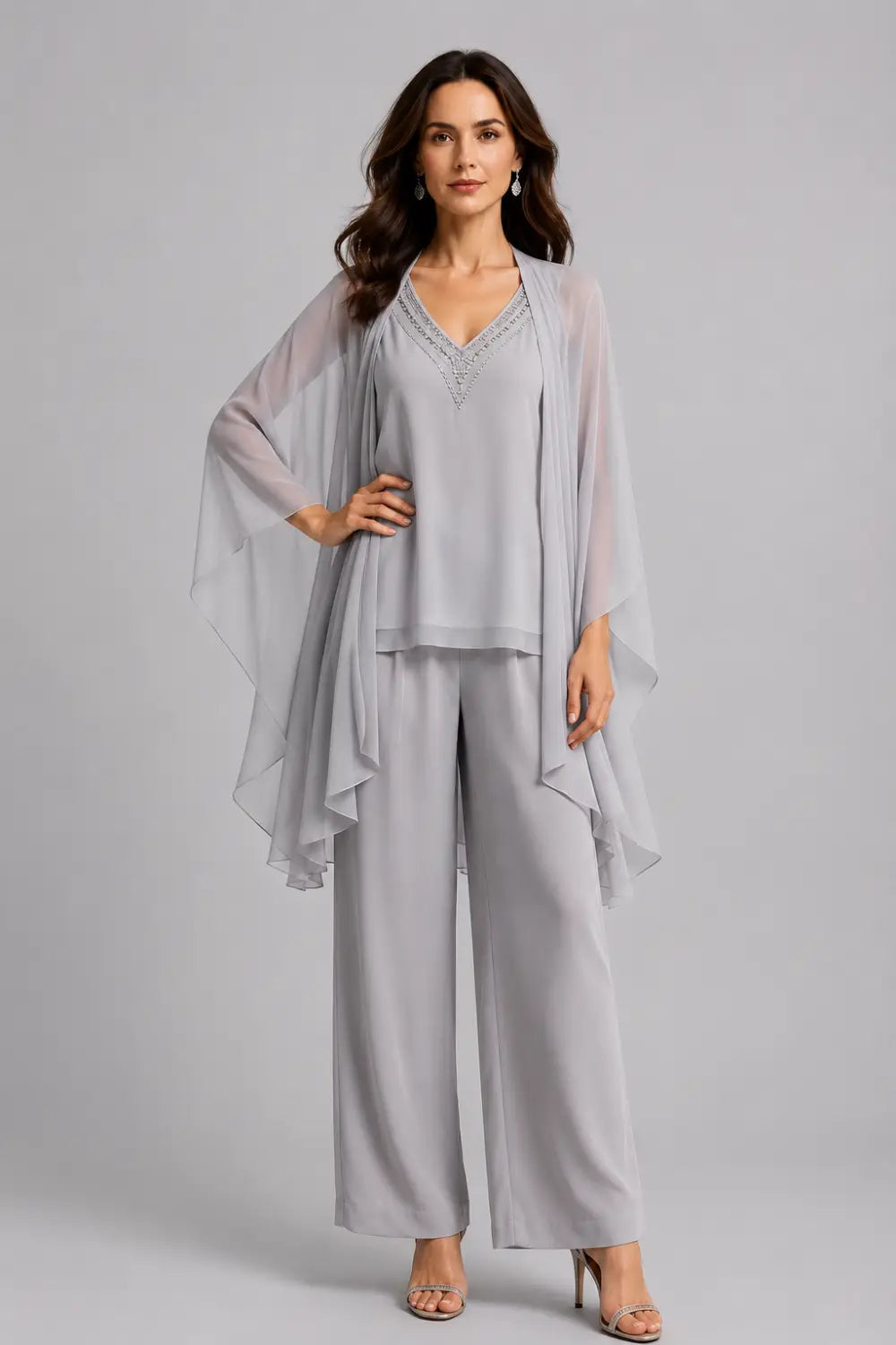 Completo pantalone in chiffon con scollo a V e mantellina decorata con perline