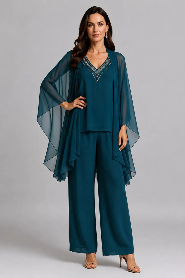 Completo pantalone in chiffon con scollo a V e mantellina decorata con perline