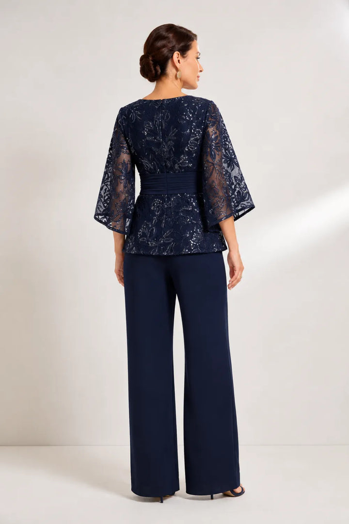 Completo pantalone da sera con maniche a campana velate e decorazioni