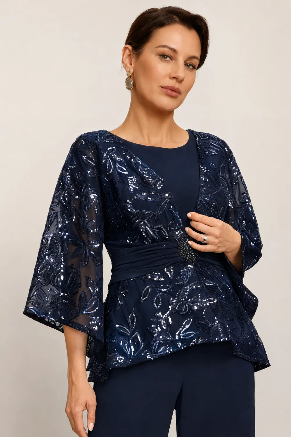 Completo pantalone da sera con maniche a campana velate e decorazioni