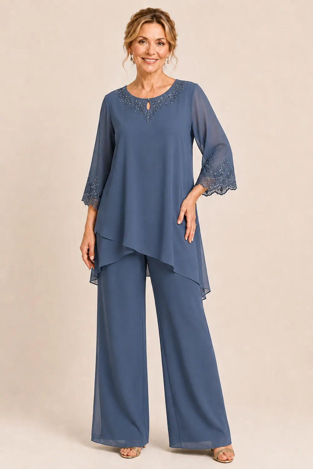Elegante completo formale a due pezzi con pantaloni e ricami