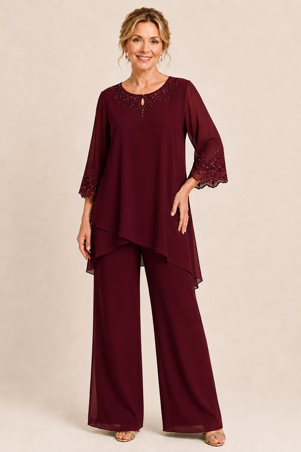 Elegante completo formale a due pezzi con pantaloni e ricami